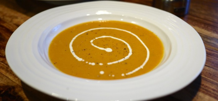 Potage à la patate douce et au poireau, relevé au piment Gorria