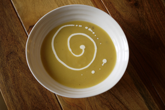 Potage au topinambour et à la courge poivrée