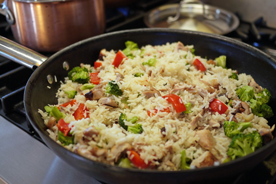 Riz frit au poulet et aux légumes