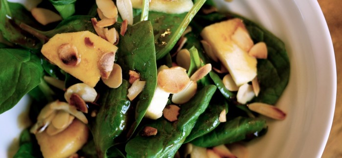 Salade d’épinards, pommes et amandes grillées, vinaigrette à la sauce soya