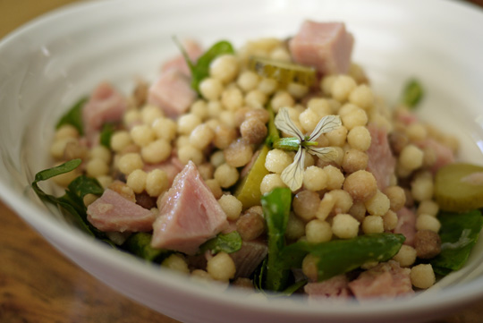 Salade de fregola sarda au jambon et à la roquette