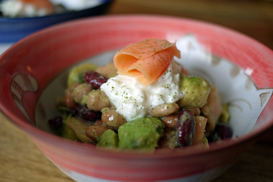 Salade de légumineuses au saumon fumé et à la feuille de gadellier