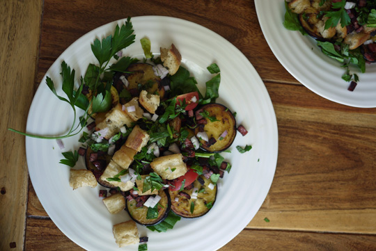 Salade tiède d’aubergine aux verdures et saucisson grillé