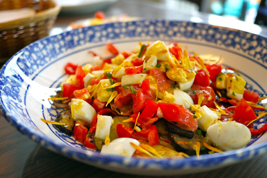 Salade tiède d’aubergines, tomates et oeufs