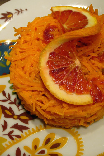 Salade de carotte et d’orange sanguine aux baies roses