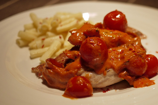 Hauts de cuisse nappés de sauce rosée aux tomates et bacon