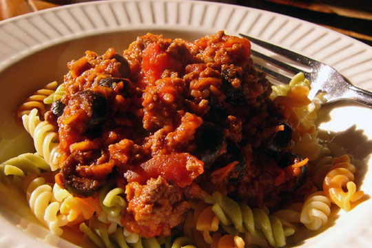 Sauce tomate à la viande, aux olives noires et à la patate sucrée