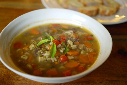 Soupe alphabet aux lentilles et aux mini-tomates