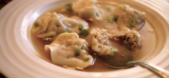 Soupe wonton à la betterave jaune